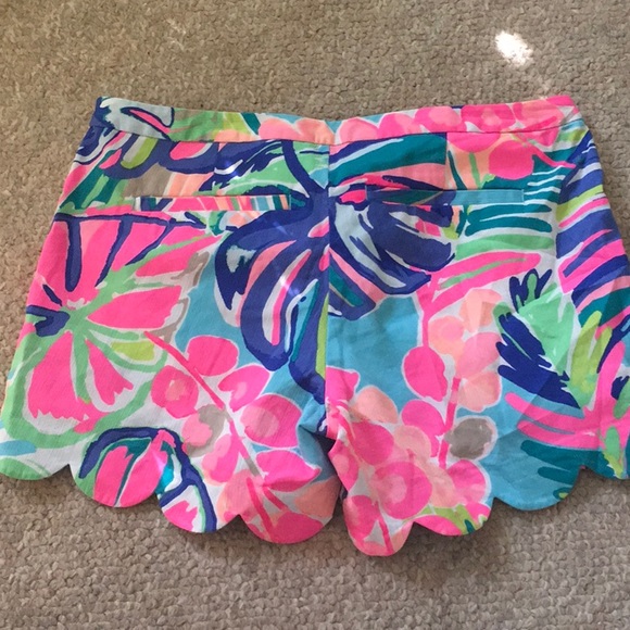 Lilly Pulitzer scalloped shorts. Size 2. - Picture 4 of 5